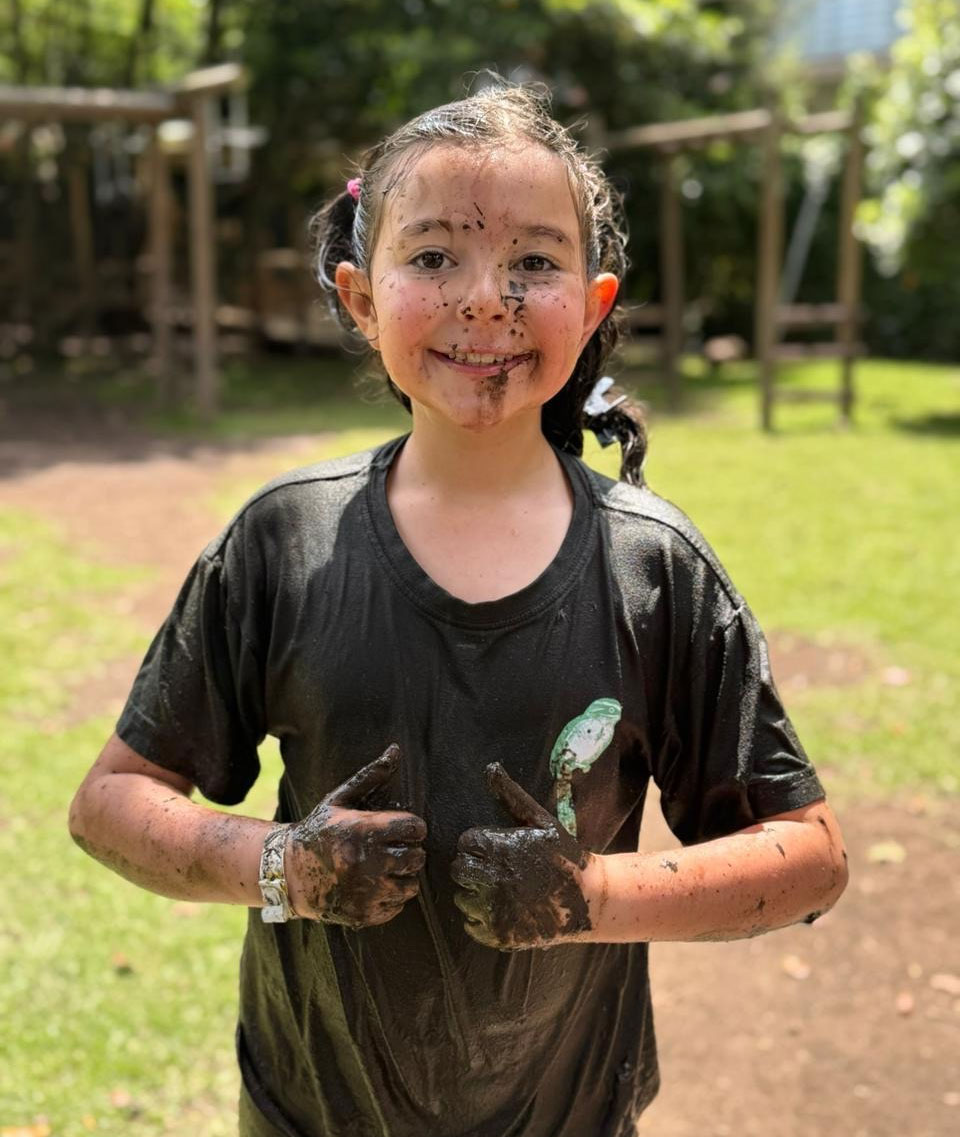 Participante de Alborada jugando y aprendiendo con barro